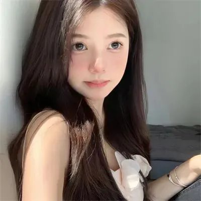 她行走于黑暗中